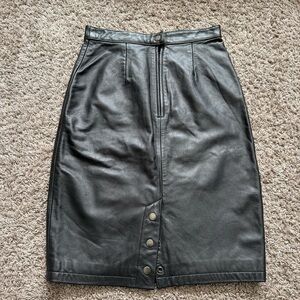 Chic Black Leather Pencil Skirt